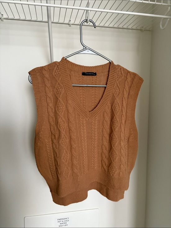 Sweaters - Cable Knit V-Neck Sweater Vest in Camel